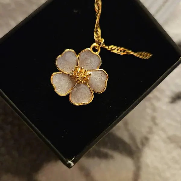 Elegant Gold Necklace with Pink Shell Flower Pendant